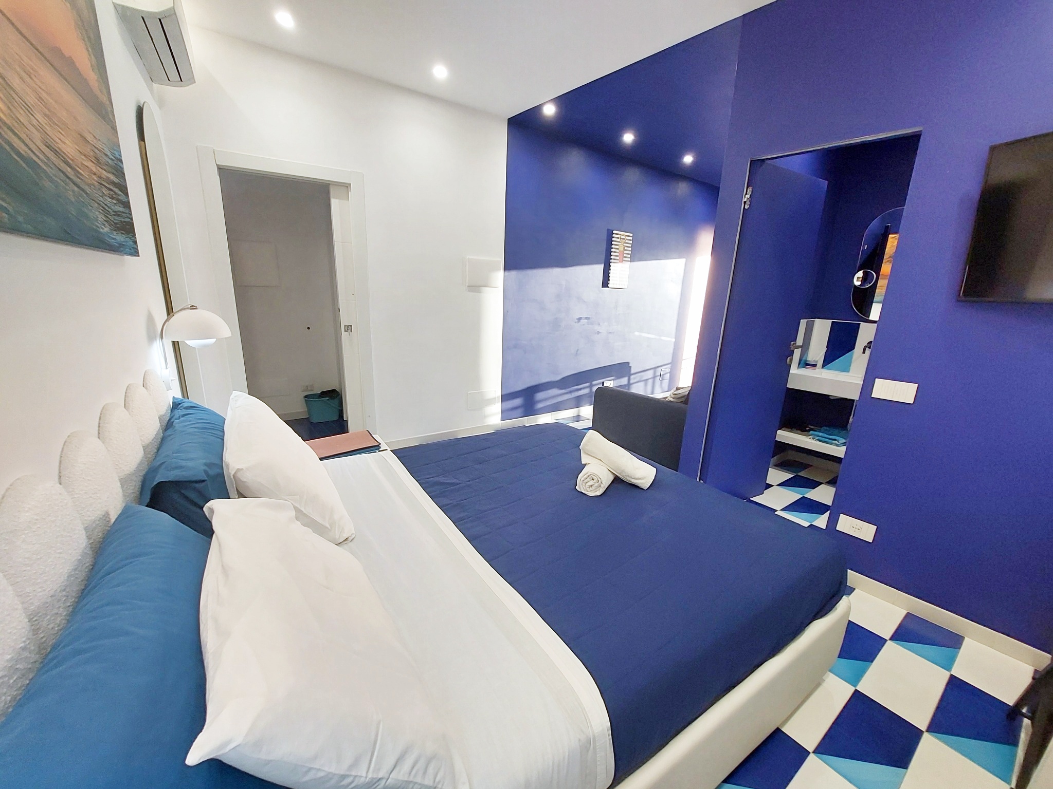 Double bed with blue decor
